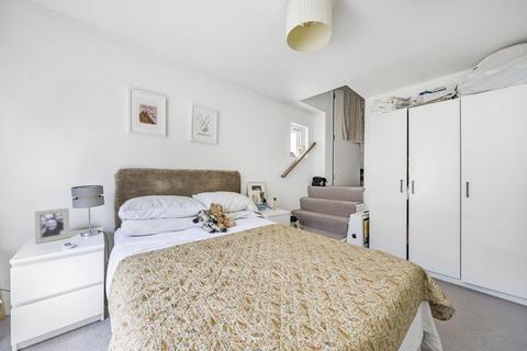 Flat A, 545a Battersea Park Road, London, SW11 3BL