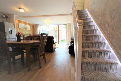 3 bedroom terraced house to rent, Gregory Road, Romford