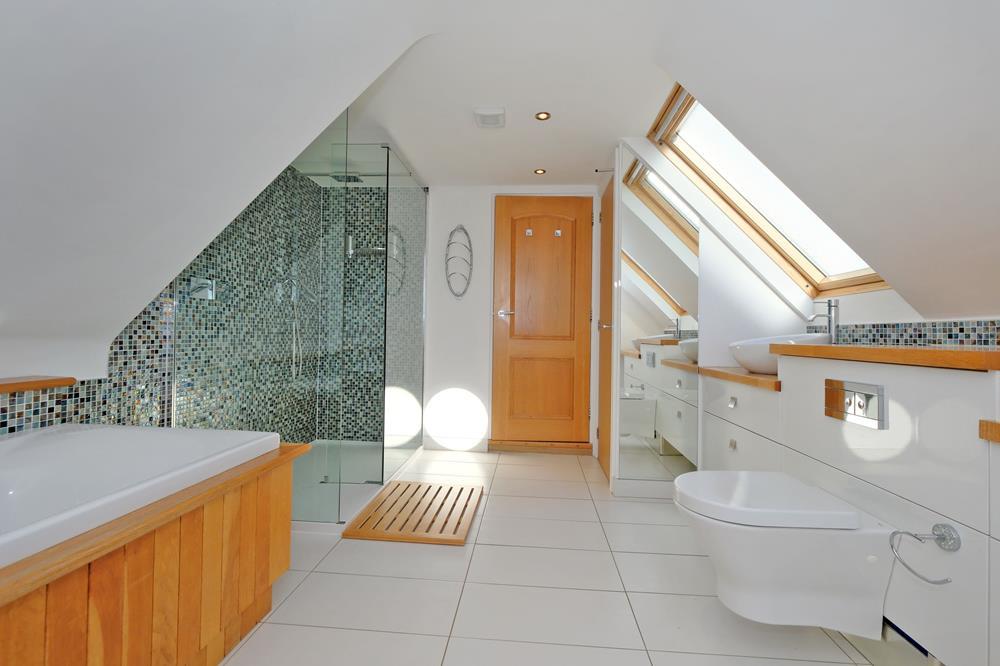 Bathroom photograph 2