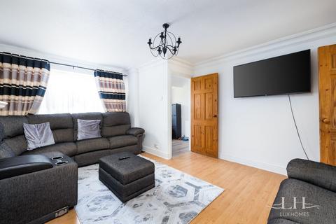 16 Liphook Close, Hornchurch, RM12 4LS