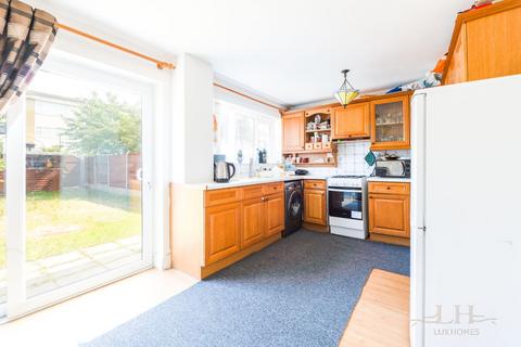 16 Liphook Close, Hornchurch, RM12 4LS