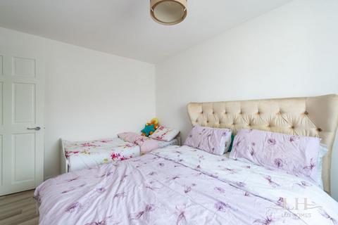 16 Liphook Close, Hornchurch, RM12 4LS