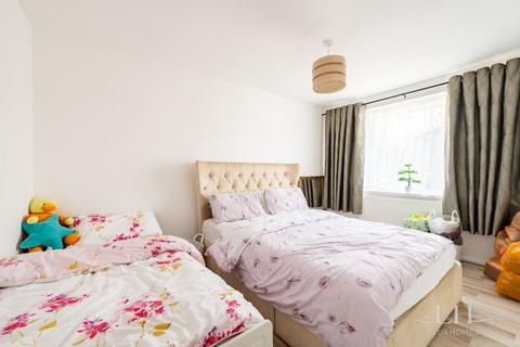 16 Liphook Close, Hornchurch, RM12 4LS