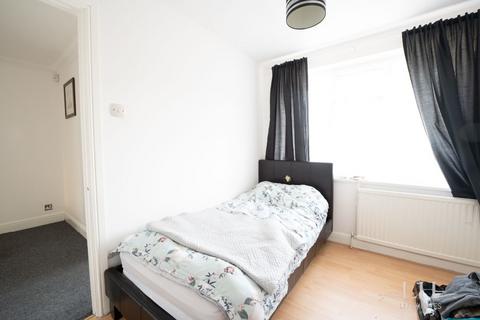16 Liphook Close, Hornchurch, RM12 4LS
