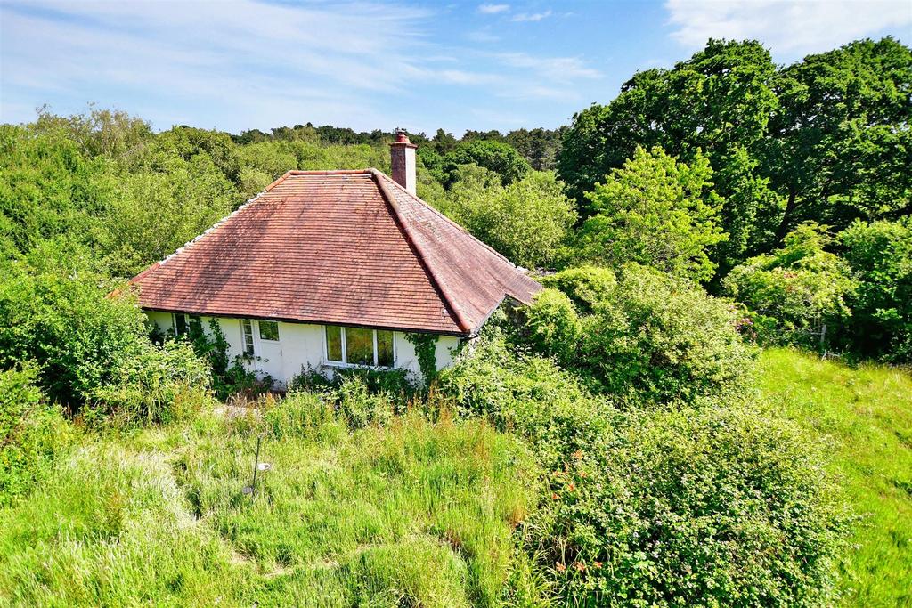 Solent Road, Cranmore, Yarmouth, Isle of Wight 2 bed detached bungalow