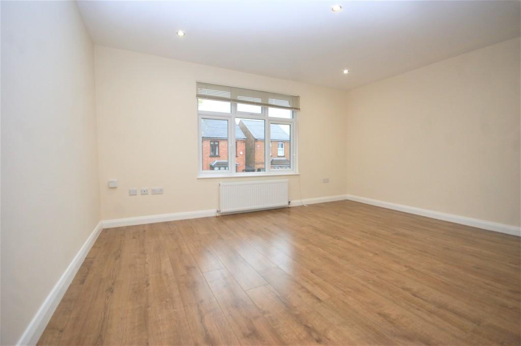 Hilliard Road, Northwood HA6 2 bed apartment £1,750 pcm (£404 pw)