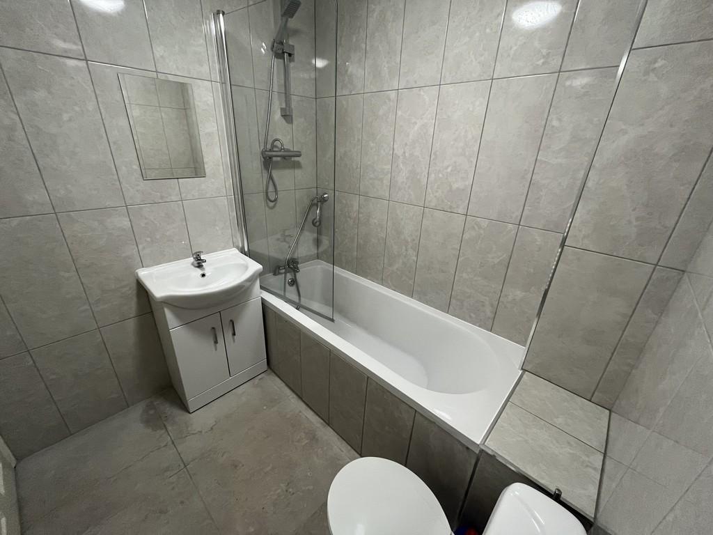 Caterham 2 bed flat to rent £1,350 pcm (£312 pw)