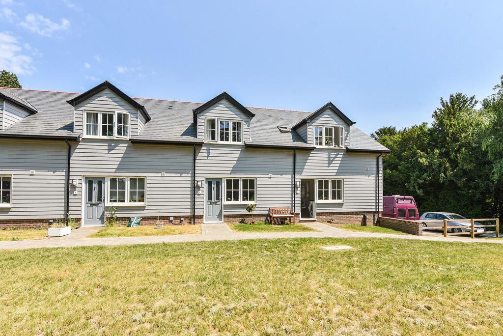 Hewshott Lane, Liphook 2 bed mews £1,500 pcm (£346 pw)
