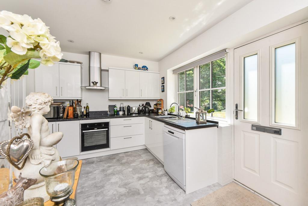 Hewshott Lane, Liphook 2 bed mews £1,500 pcm (£346 pw)