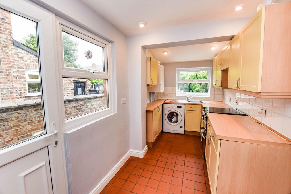 Hall Avenue, Timperley, Cheshire, WA15 2 bed terraced house £1,200