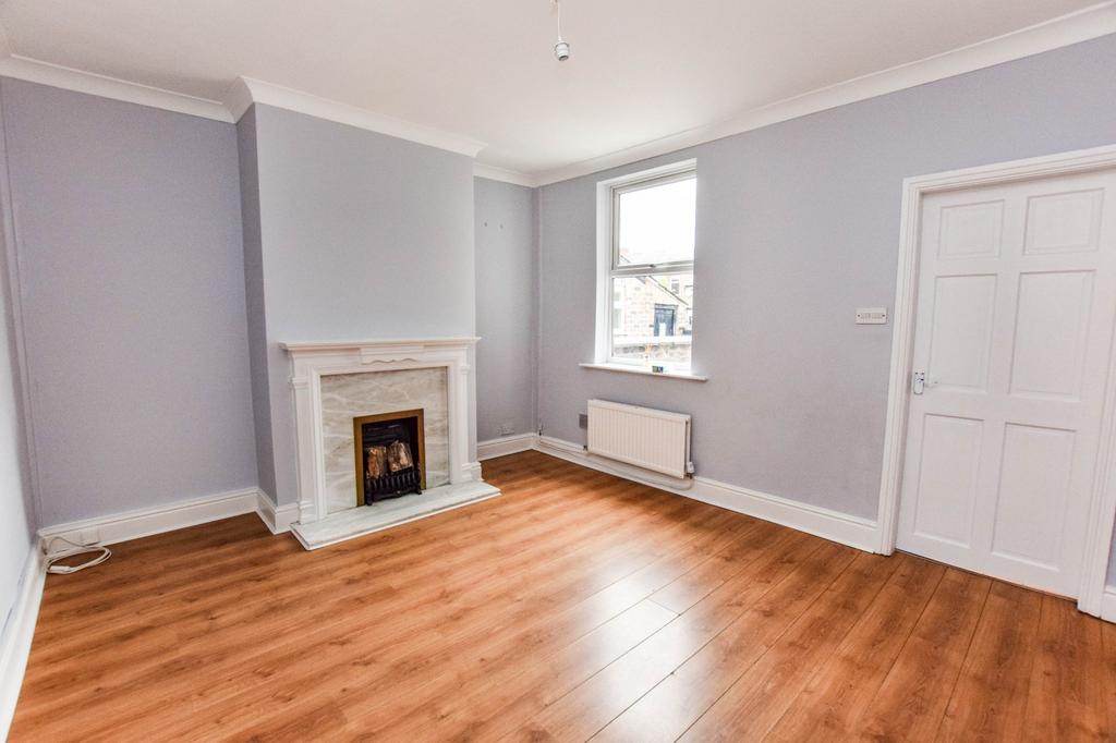 Hall Avenue, Timperley, Cheshire, WA15 2 bed terraced house £1,200