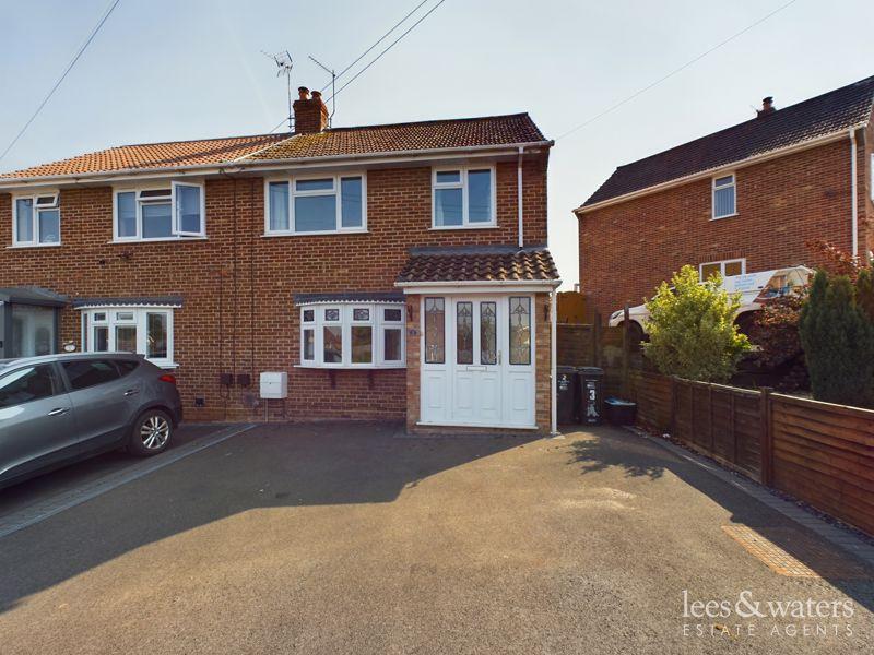 Holford Road, Bridgwater GARAGE TO REAR 3 bed semidetached house for