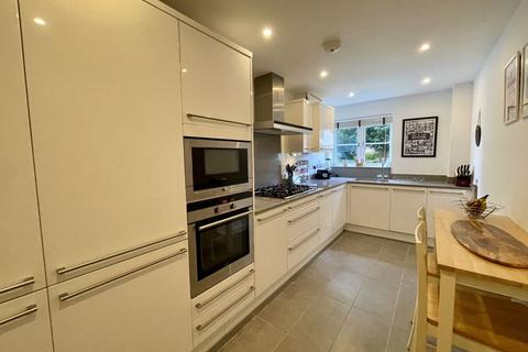 Flat 2, Holmewood, 40 Gregories Road, Beaconsfield, HP9 1GE