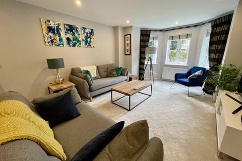 Flat 2, Holmewood, 40 Gregories Road, Beaconsfield, HP9 1GE