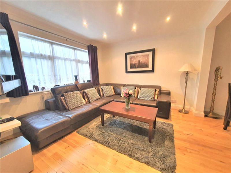 Park Lane, Hayes, UB4 3 bed semidetached house £2,250 pcm (£519 pw)