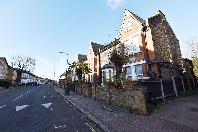 Longley Road,Tooting Broadway, London 1 bed flat - £1,475 pcm (£340 pw)