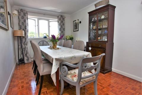 2 Bramble Mead, Chalfont St Giles, HP8 4DY