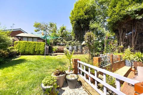 3 bedroom semi-detached house for sale - Middle Avenue, Rotherham, South Yorkshire, S62 7BH