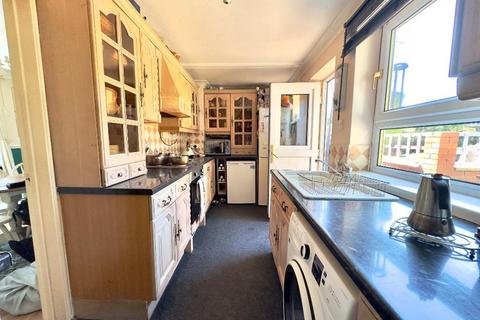 3 bedroom semi-detached house for sale - Middle Avenue, Rotherham, South Yorkshire, S62 7BH