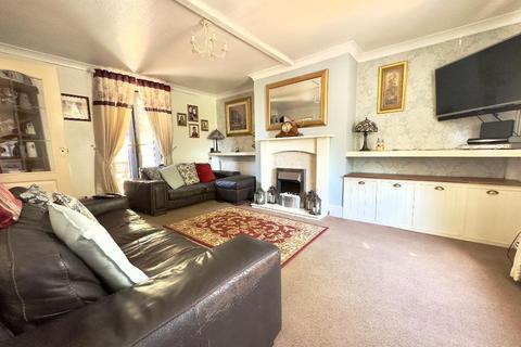 3 bedroom semi-detached house for sale, Middle Avenue, Rotherham, South Yorkshire, S62 7BH