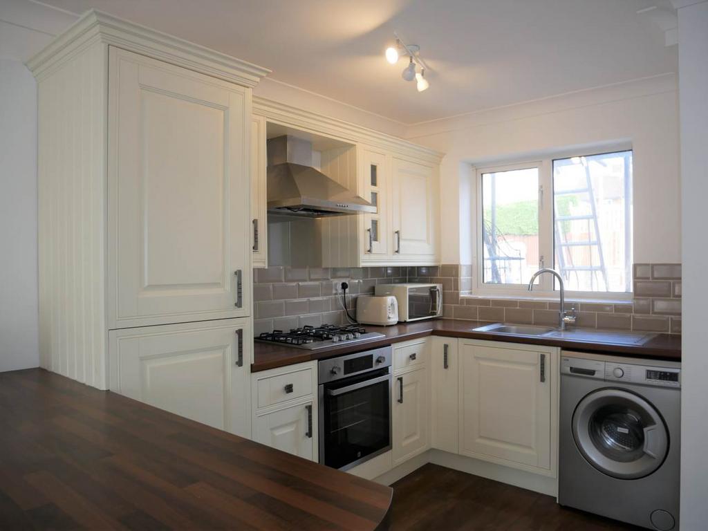 Woolwich Close, Chatham, Kent 2 bed house £1,150 pcm (£265 pw)