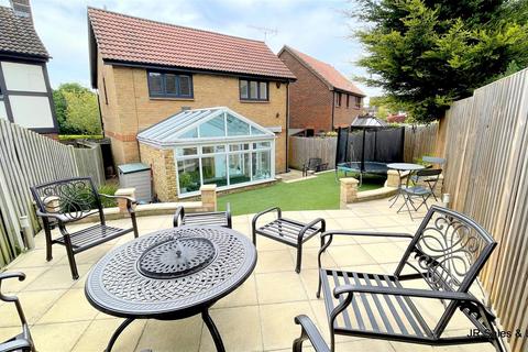 2 Yew Close, Cheshunt, Waltham Cross, EN7 6UB