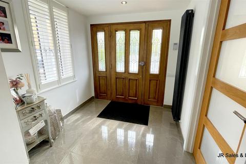 2 Yew Close, Cheshunt, Waltham Cross, EN7 6UB