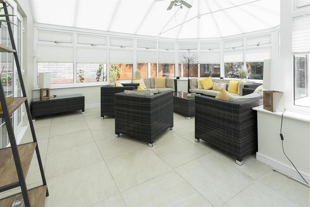 Mount Pleasant, Oadby, Leicester, LE2 5 bed detached house for sale £