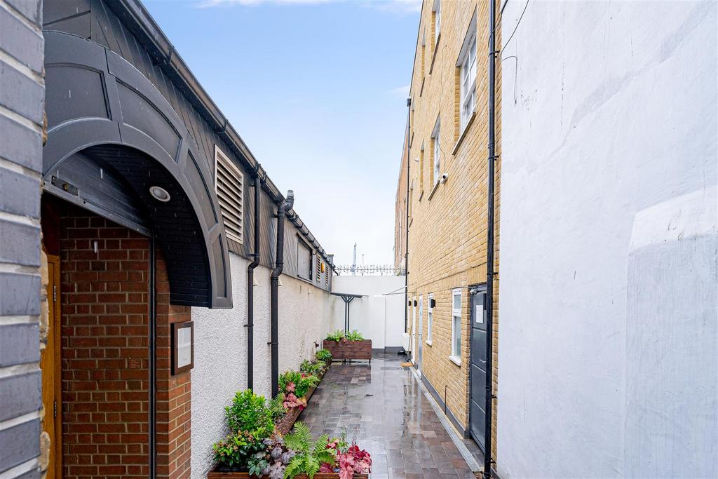 Pratt Mews, Camden Town NW1 2 bed flat £2,700 pcm (£623 pw)