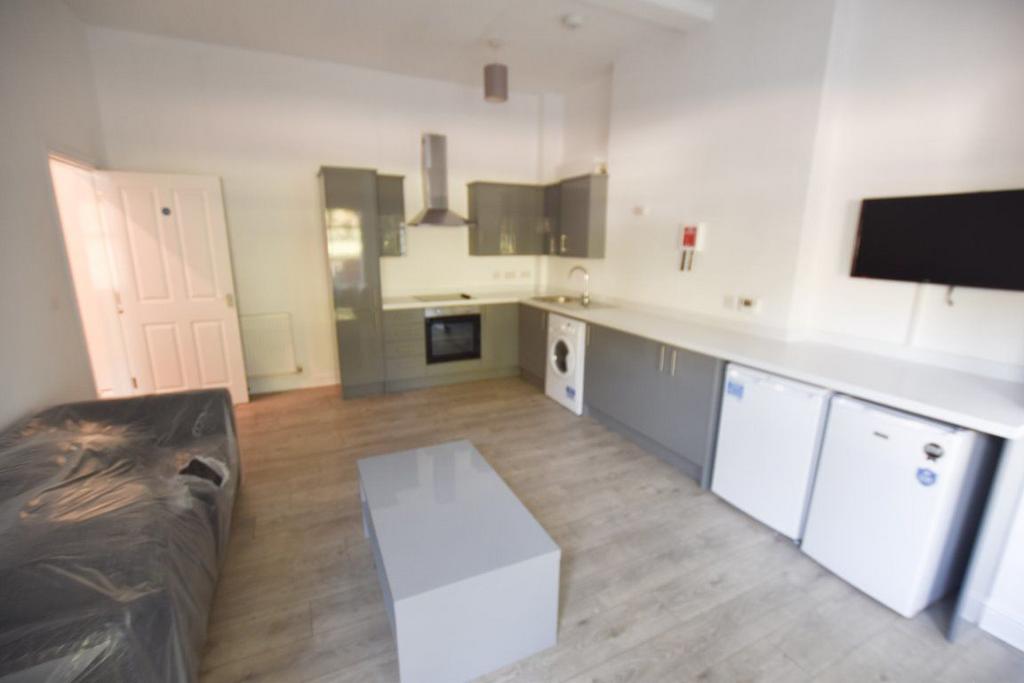 London Road, Leicester 4 bed flat to rent £1,500 pcm (£346 pw)