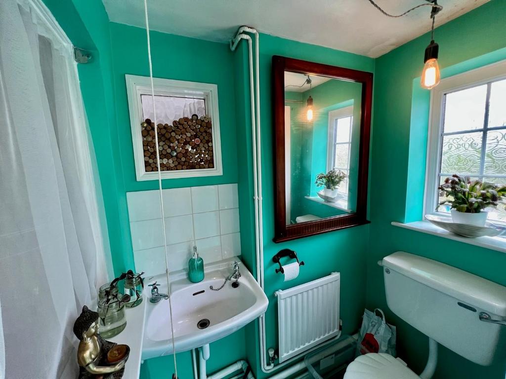 37 woodmancote wc.jpg