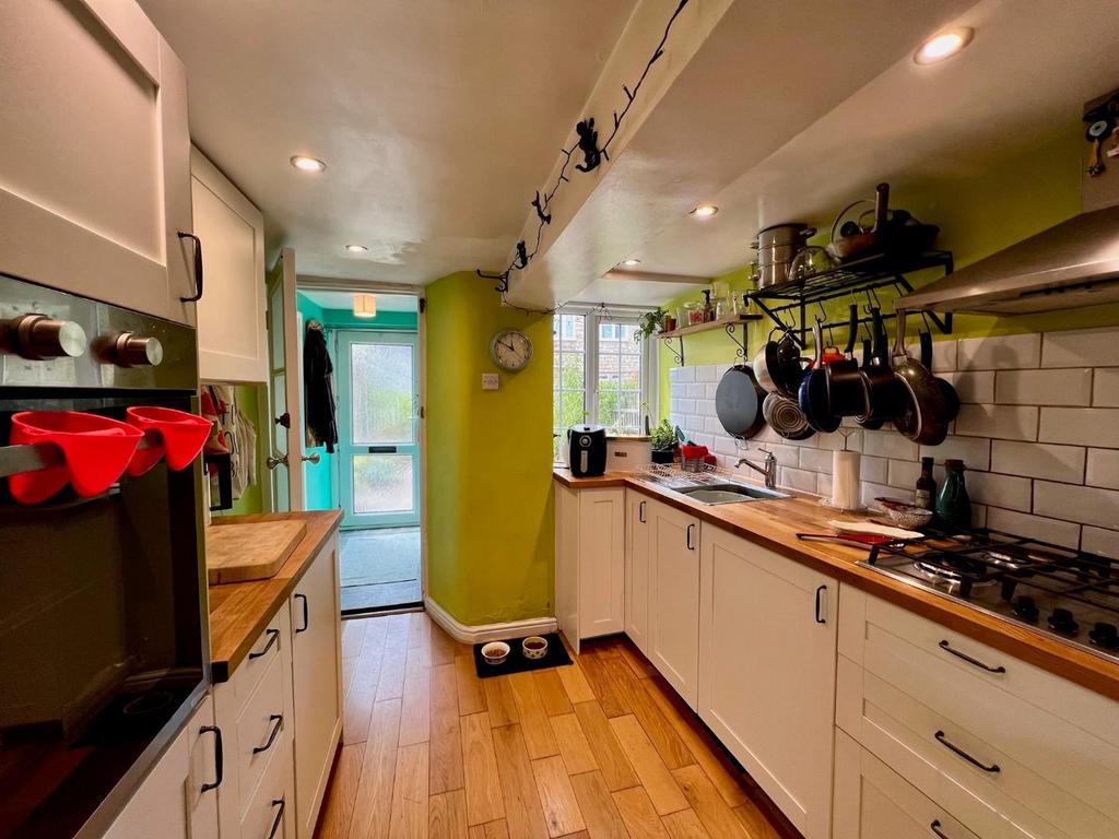 37 woodmancote kitchen2.jpg