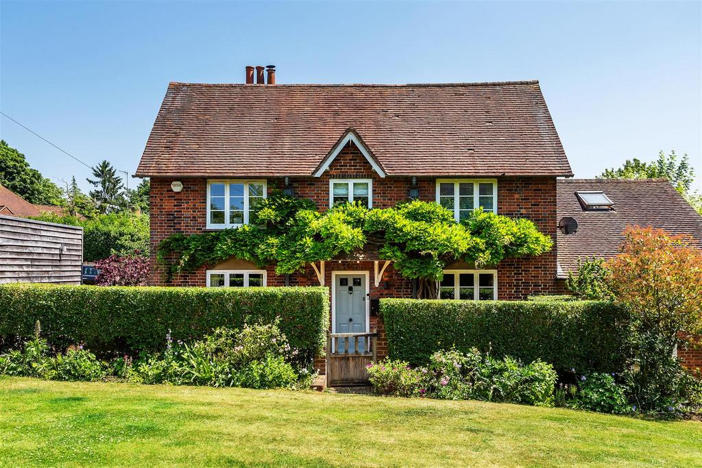 Chestnut Avenue, Guildford 5 bed detached house £6,500 pcm (£1,500 pw)