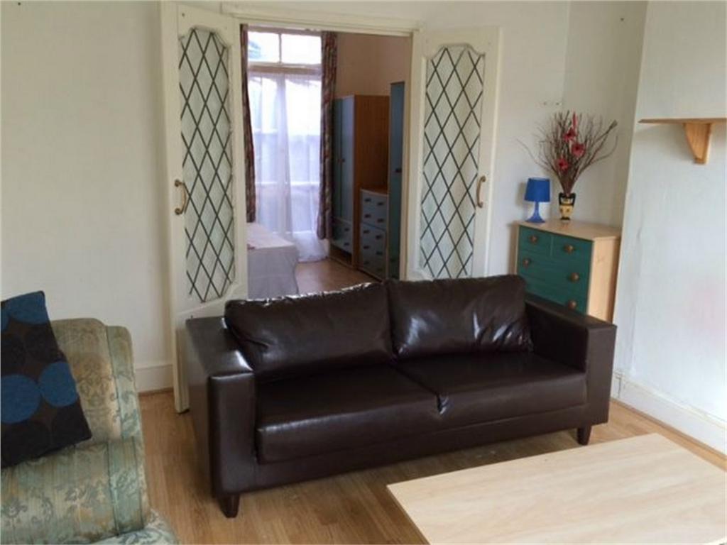 Endsleigh Gardens, Ilford, Essex 1 bed flat - £1,050 pcm (£242 pw)