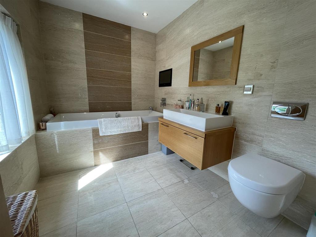 En suite bathroom/wc