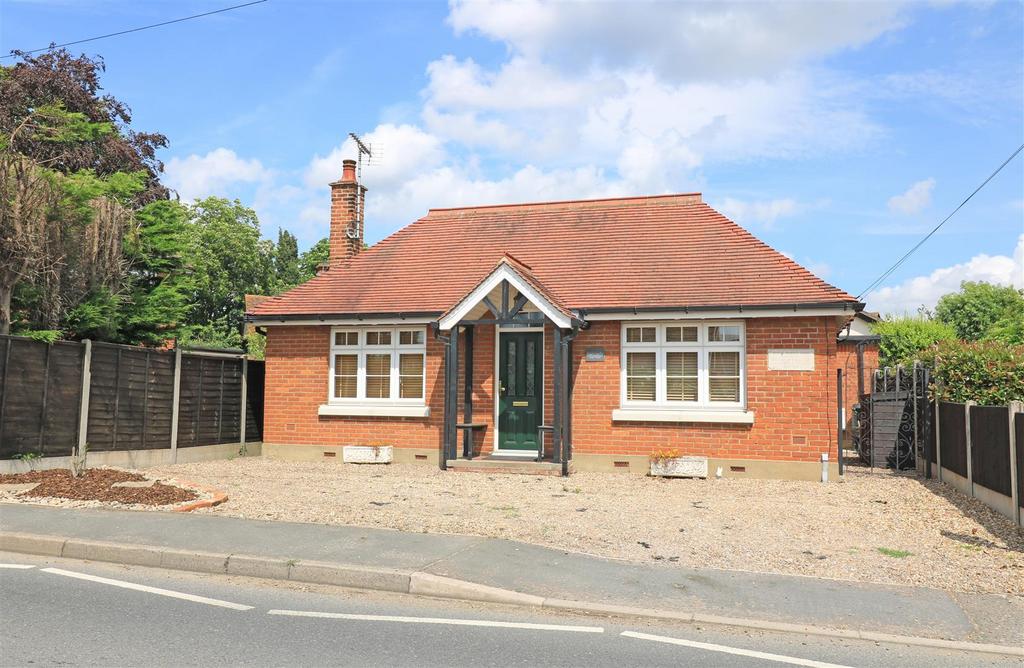 Maldon Road, Hatfield Peverel... 2 bed detached bungalow £1,350 pcm (£312 pw)