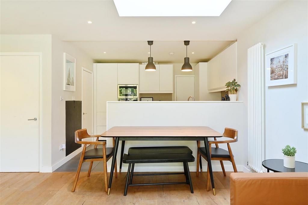 Carbis Road, Limehouse, E14 3 bed terraced house £3,450 pcm (£796 pw)