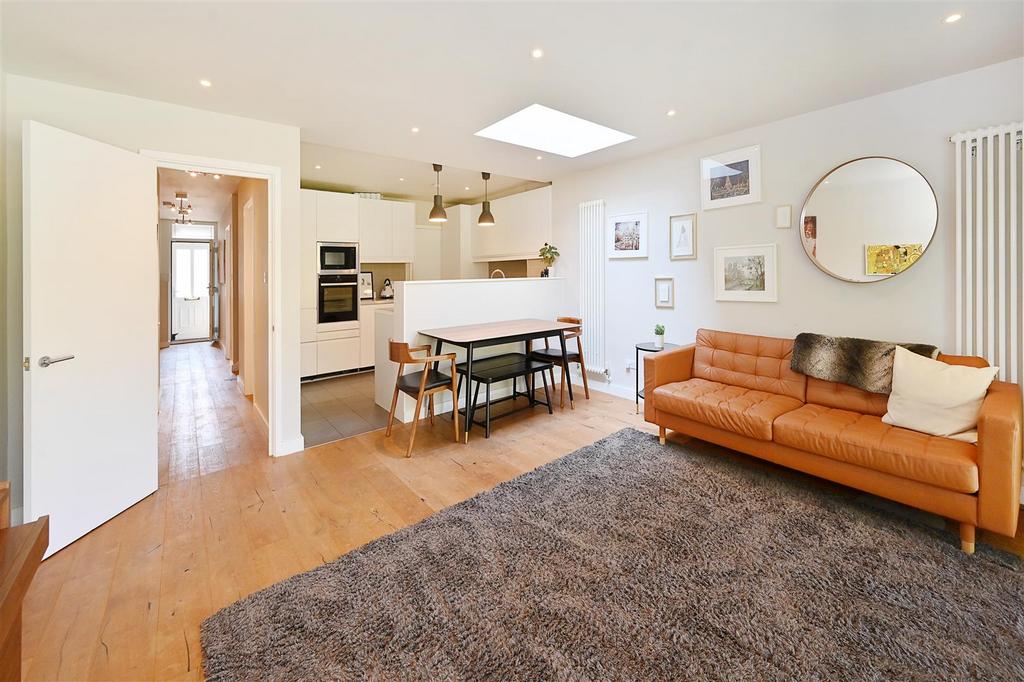 Carbis Road, Limehouse, E14 3 bed terraced house £3,450 pcm (£796 pw)