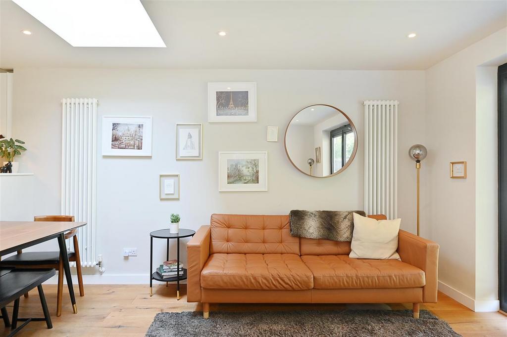 Carbis Road, Limehouse, E14 3 bed terraced house £3,450 pcm (£796 pw)