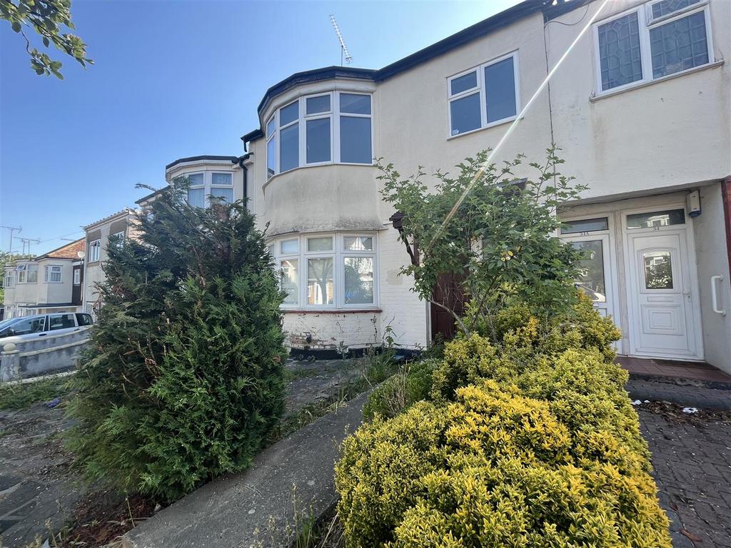 Kingswood Chase, LeighOnSea 2 bed apartment £1,250 pcm (£288 pw)