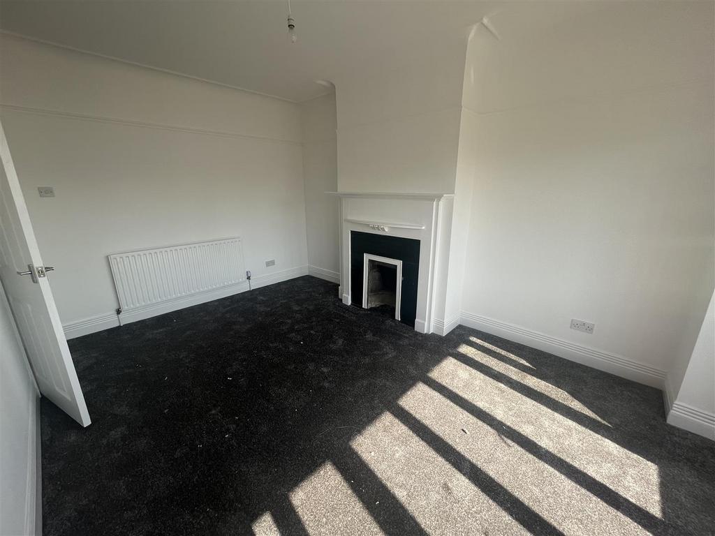Kingswood Chase, LeighOnSea 2 bed apartment £1,250 pcm (£288 pw)