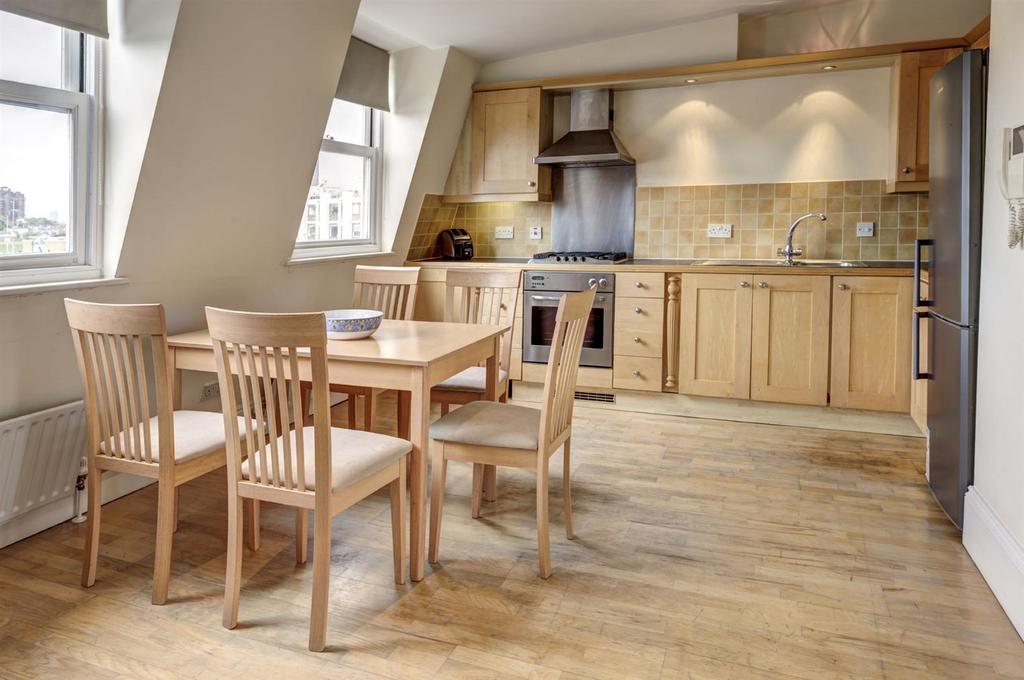 Waterford Road, SW6 2 bed flat £2,500 pcm (£577 pw)