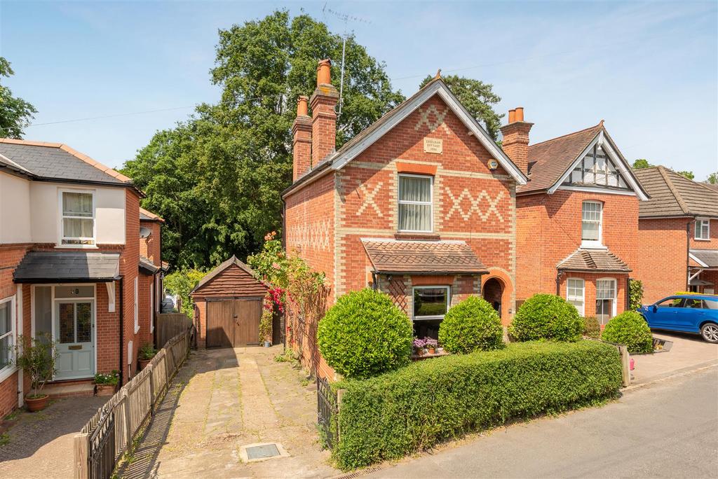 Lower Village Road, Sunninghill 3 bed detached house for sale £850,000