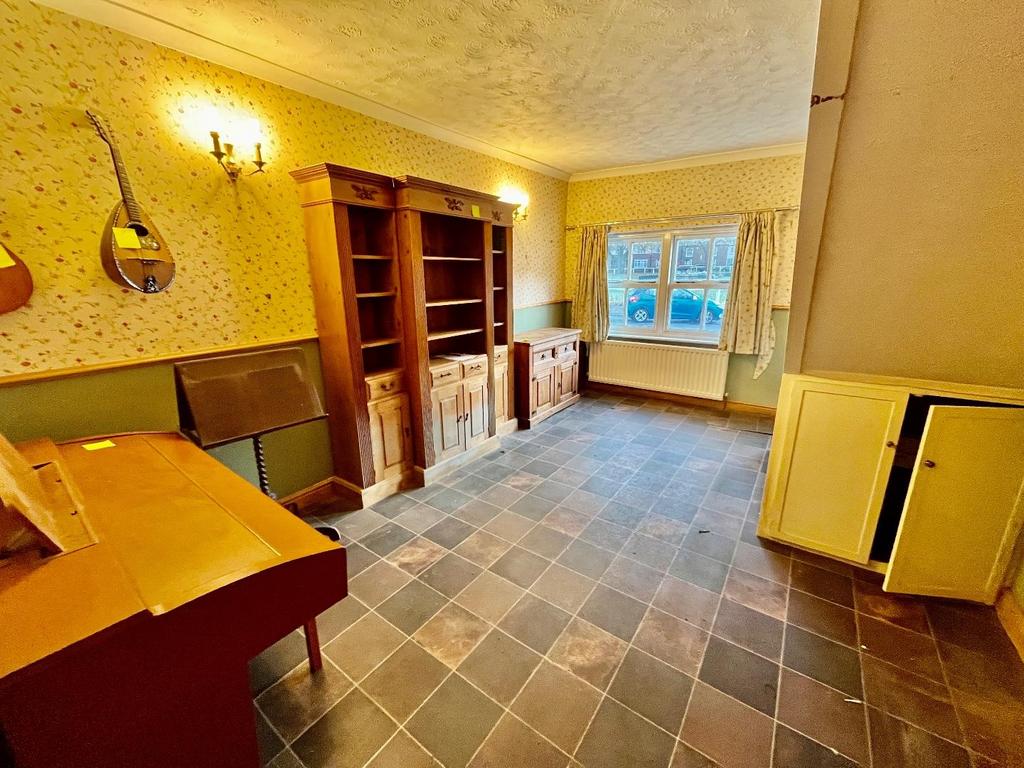 Separate dining/sitting room