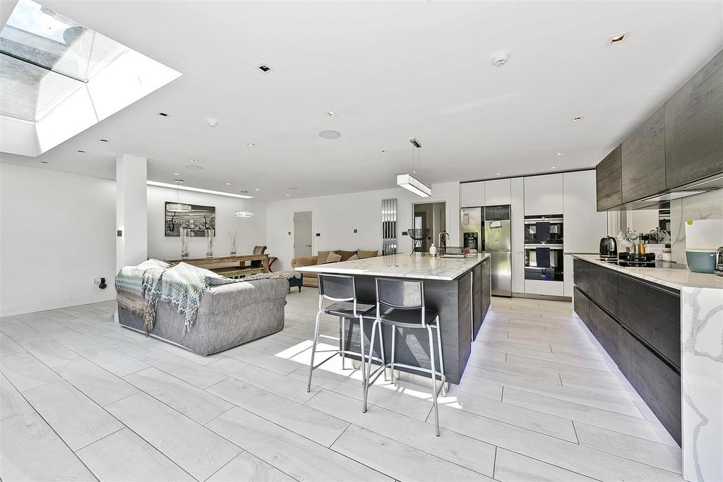 Longford Close, Hampton Hill 5 bed detached house £3,995 pcm (£922 pw)