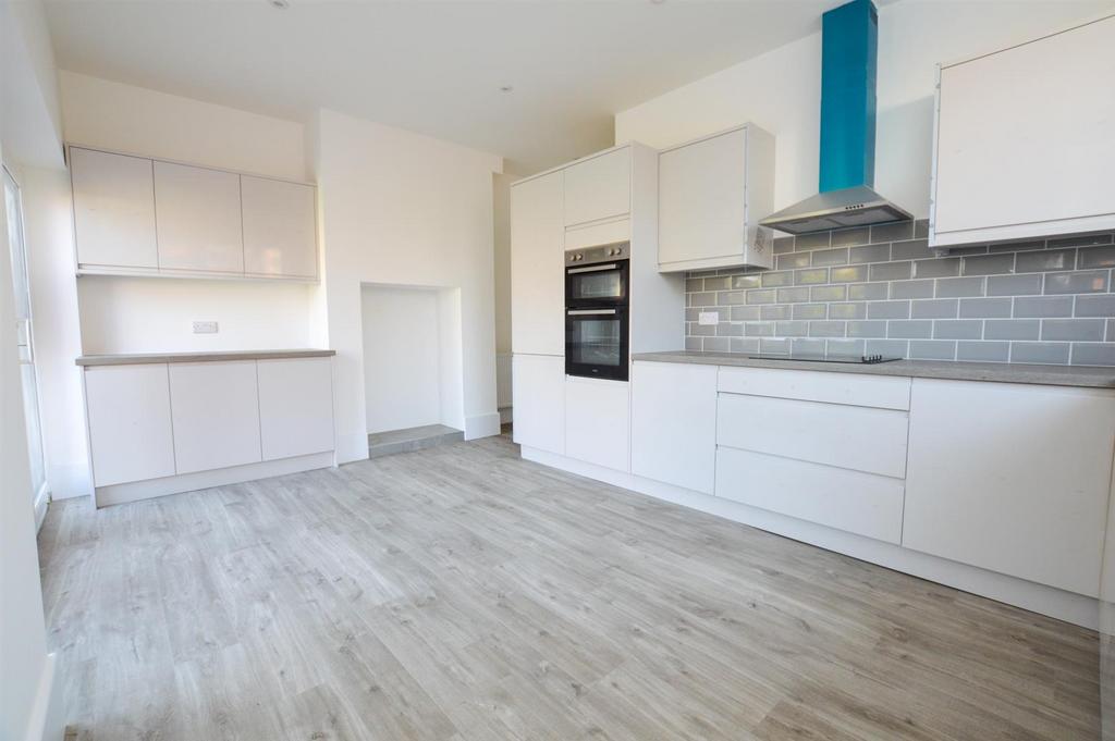 Cavendish Avenue, Eastbourne 4 bed semidetached house £1,800 pcm (£