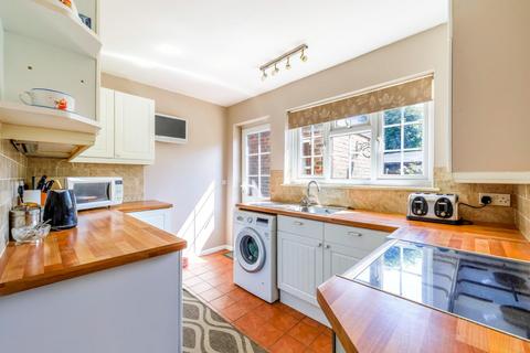 27 Scott Close, Epsom, KT19 9NY