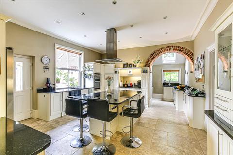 5 bedroom detached house to rent, Hall Hill, Oxted, Surrey, RH8