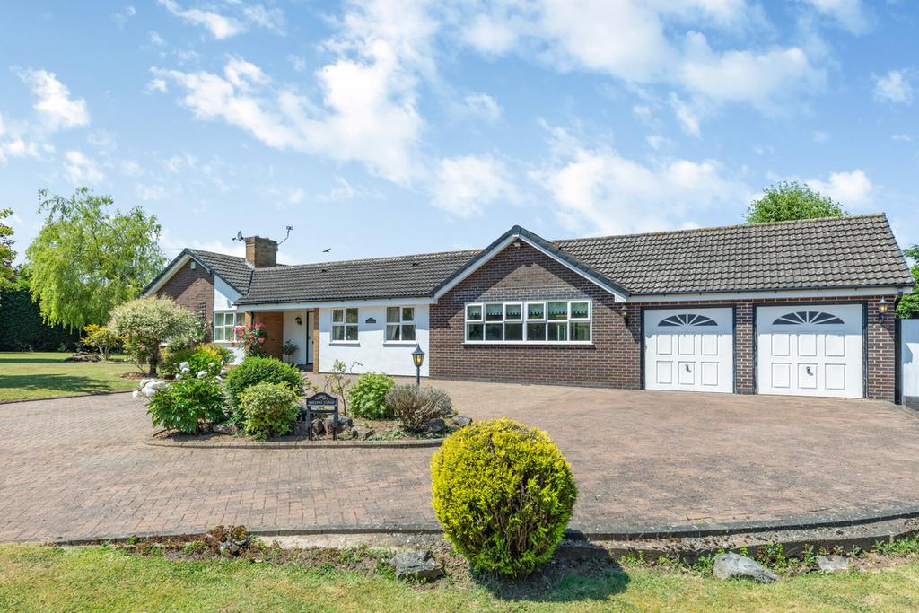 Top Road, Acton Trussell, Stafford ST17 0RQ 4 bed detached bungalow £