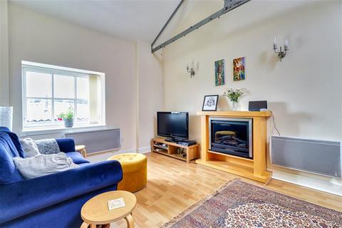 2 bedroom flat to rent, Otley Road, Guiseley, Leeds, West Yorkshire, LS20